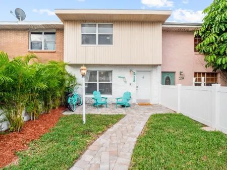 Beachside Space Coast Townhouse, walk to the beach, pet friendly