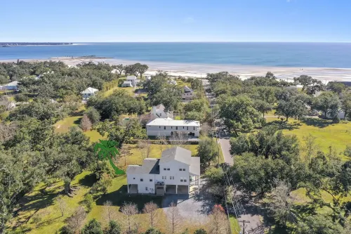 Fabulous Beach Retreat! Walk to the water...