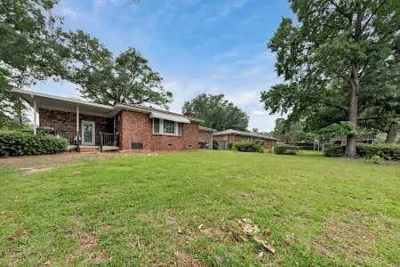 Spacious 4-bedroom house in charming Hanahan with AC, WiFi