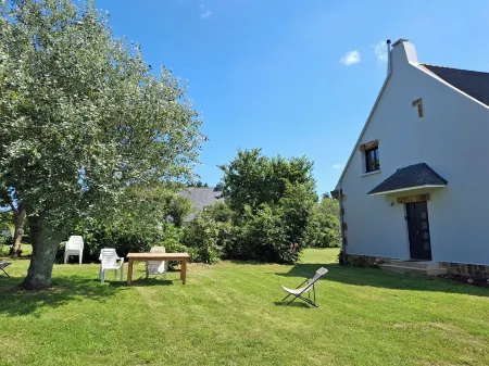 Elegance on the bay, modern apartment with garden and sea view