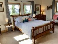 Impressive Mountain Views. Craftsman Home.  Less than 10 miles to bus depot