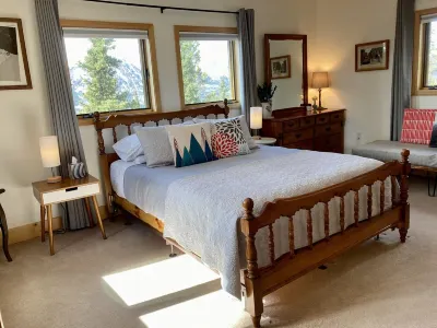 Impressive Mountain Views. Craftsman Home.  Less than 10 miles to bus depot
