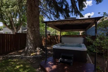Historic Downtown │Walk Everywhere │Private Hot Tub │One Block to River