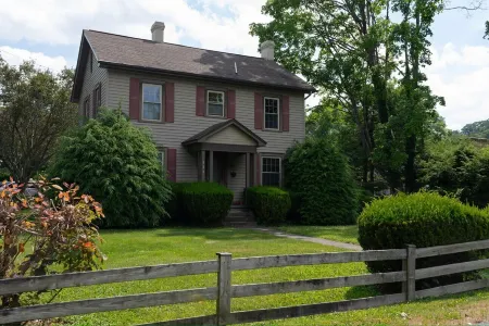 The Art House ~ Historical Area: Steps to town Shops, Restaurants & Galleries