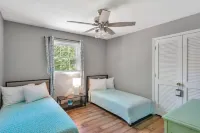 Bright & Cheery Bungalow - Mins to Downtwn Fort Mill