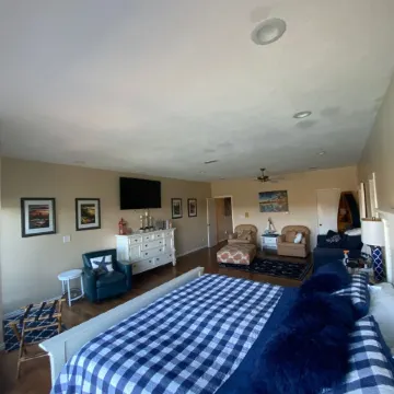Roomy 4 bedroom 4 bathroom house on a 5 acre pond less than a mile from Texoma