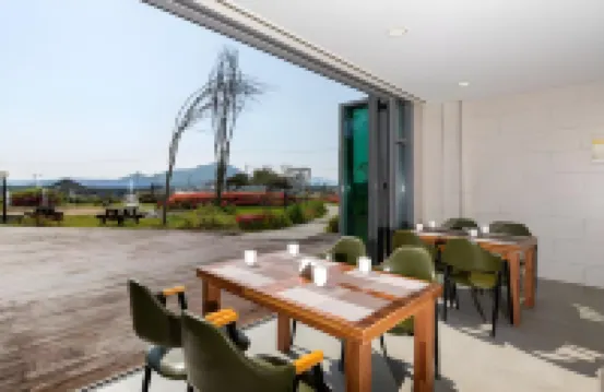 โรงแรมลูเมีย แอนด์ รีสอร์ต