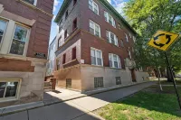Stunning New Renovation 1BR/1BA in Andersonville Hotels in Andersonville