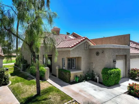 Stylish 2-bedroom condo in Palm Desert with WiFi, AC, and a golf course!