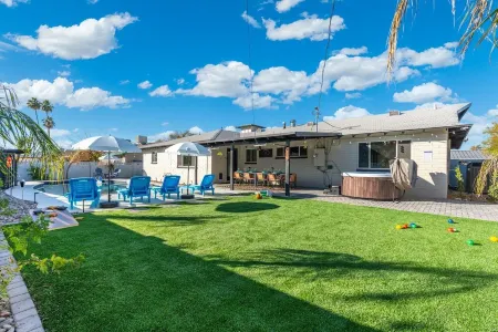 Luxury 4 Br House, Free Heated Pool, Private Hot Tub, Games, 5 Min to Old Town