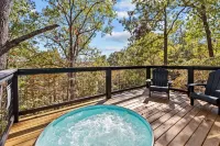 TreeHouse, Hot Tub, Wooded Views, Near Lake