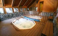 Easy walk to Canyon Lodge, private garage, EV charger. Great for families.