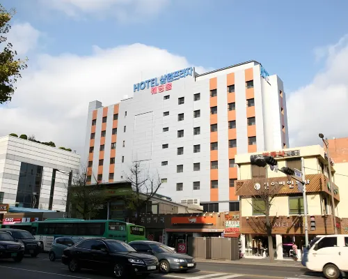 Hotel Samwon Plaza Hotels near Surisa Temple