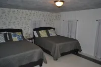 5 minutes to Peek n Peak, Large private yard, and on site Hot tub