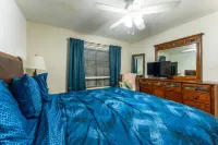 Waterfront Condo: Stunning Sunsets, Fishing, Patio, & 4 minutes from the beach!