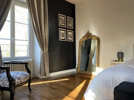 Maison 18e Siècle Avec son Parc au Bord de la Rivière à 5 Minutes du Futuroscope