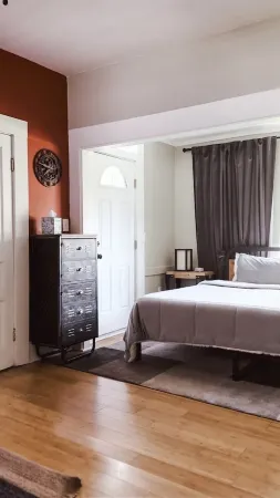 The Edge: Double King Bedroom Suite Отели в г. Шампейн