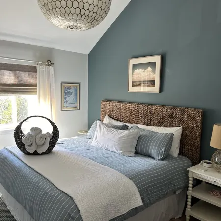King Bedroom Suite Condo - Walking Distance to Beach!!! Linens/Towels included!!