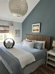 King Bedroom Suite Condo - Walking Distance to Beach!!! Linens/Towels included!! - Gym