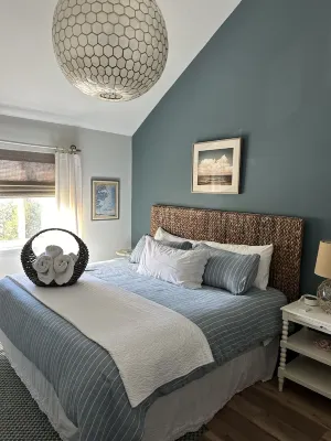 King Bedroom Suite Condo - Walking Distance to Beach!!! Linens/Towels included!!