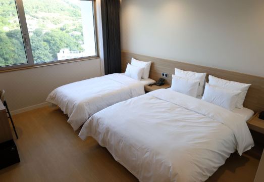 그라미호텔 구룡포점의 세련된 객실 내부