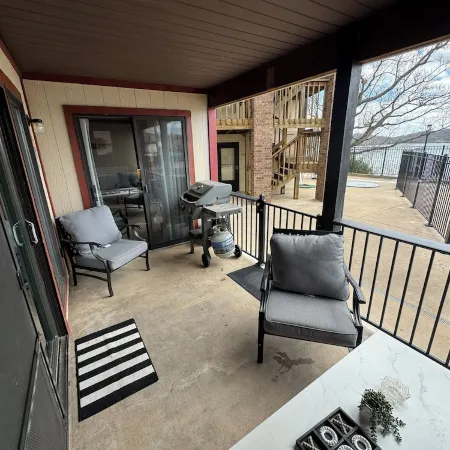 Renovated 2-bed / 2-bath condo POOLSIDE & LAKEFRONT!