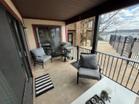 Renovated 2-bed / 2-bath condo POOLSIDE & LAKEFRONT!