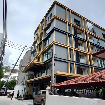 Aquila Hotel Bangkok Отели рядом с достопримечательностью «Станция надземного метро Thong Lo»