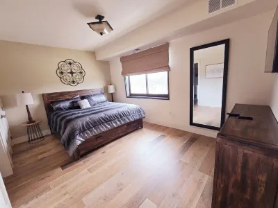 Updated 2 Bedroom Condo! Hotels near ديترويت ليكس