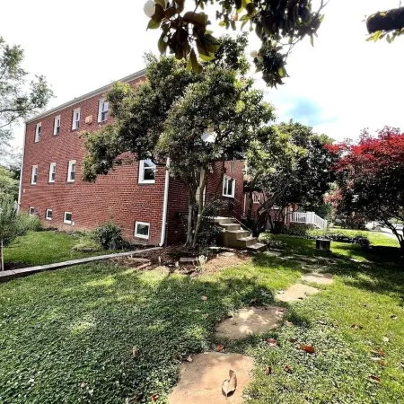 NEW Cozy Penthouse - Spacious 3-bedroom apartment. Steps to Metro!