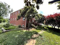 NEW Cozy Penthouse - Spacious 3-bedroom apartment. Steps to Metro!