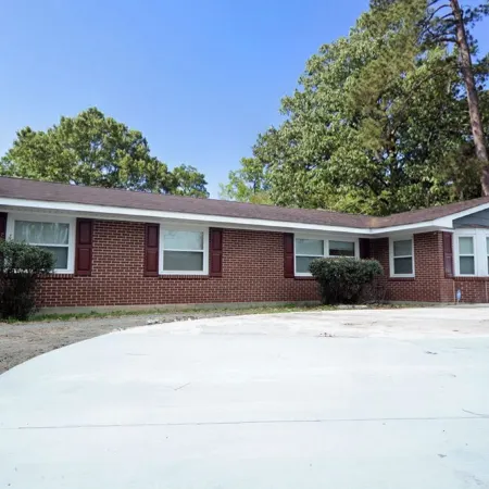 Charming 4-bedroom house with Private Pool near Savannah