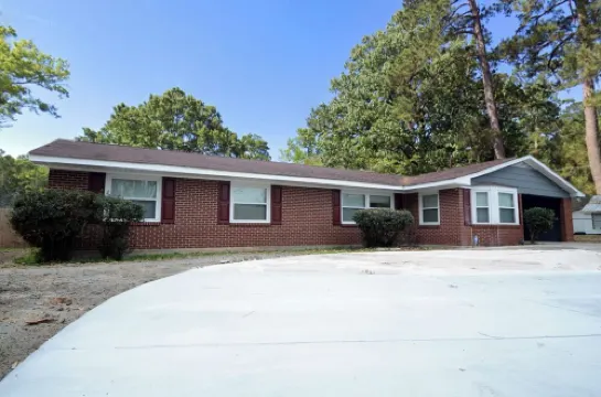 Charming 4-bedroom house with Private Pool near Savannah