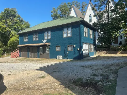 Why Drive When you can Walk? Off Dickson Top Floor Apartment