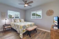 2 Bedroom Bungalow With Hot Tub Near Indian Rocks Beach