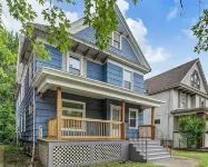 7bdrm, 3baths, 2 kitchens, mins to falls, Arcade, WiFi, AC, parking