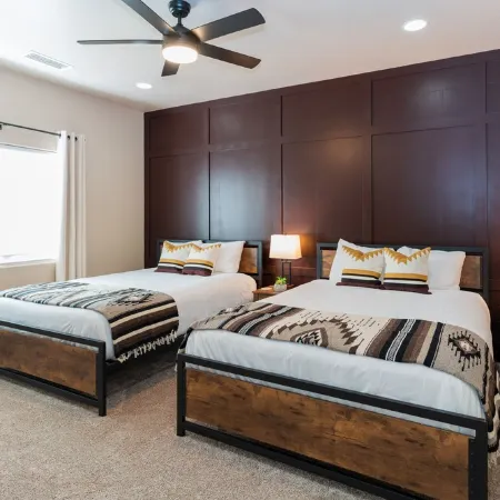 Red Rock Hangout: 5 Min to Antelope & Horseshoe + Hot Tub + Firepit + Game Room