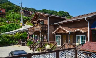 Gurye Solbachi Boineun Punggyeong Pension