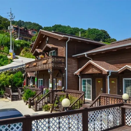Gurye Solbachi Boineun Punggyeong Pension