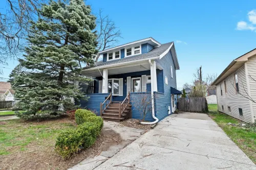 Royal Blue Haven ~ Walk Downtown Royal Oak, Game Room, Jetted Tub, Clean + Cozy