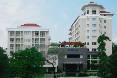 Park View Hotel Отели рядом с достопримечательностью «Tomb of Dục Đức»