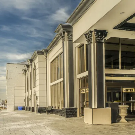 Woodbine Hotel & Suites