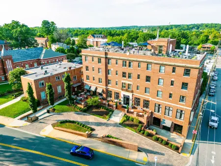 Hotel Weyanoke Отели в г. Принс-Эдвард