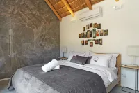 Garden Retreat - Adults Only - parking