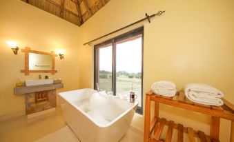 Ihamba Lakeside Safari Lodge