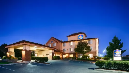 Best Western Plus Park Place Inn  Suites - Parkplatz