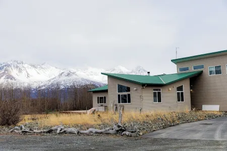 The Crown Mountain House – Spacious, Modern Home with Private Runway