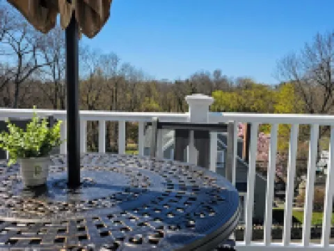 Tranquil Modern Upstairs Apt. Walk to Restaurants & Beach! Off-Street Parking, Hotels in Greenwich