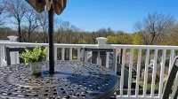 Tranquil Modern Upstairs Apt. Walk to Restaurants & Beach!