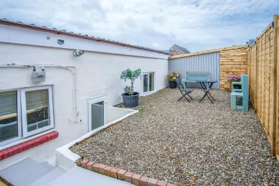 Clouds - 1 Bedroom Holiday Home - Milford Haven Hotels near Milford Haven Museum